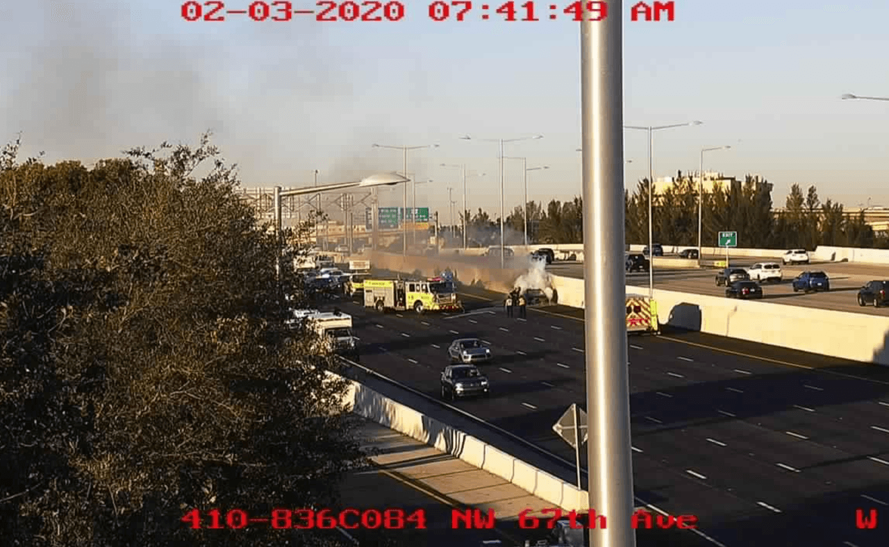 Congestión en la autopista 836 sentido hacia el este luego que un vehículo se incendió