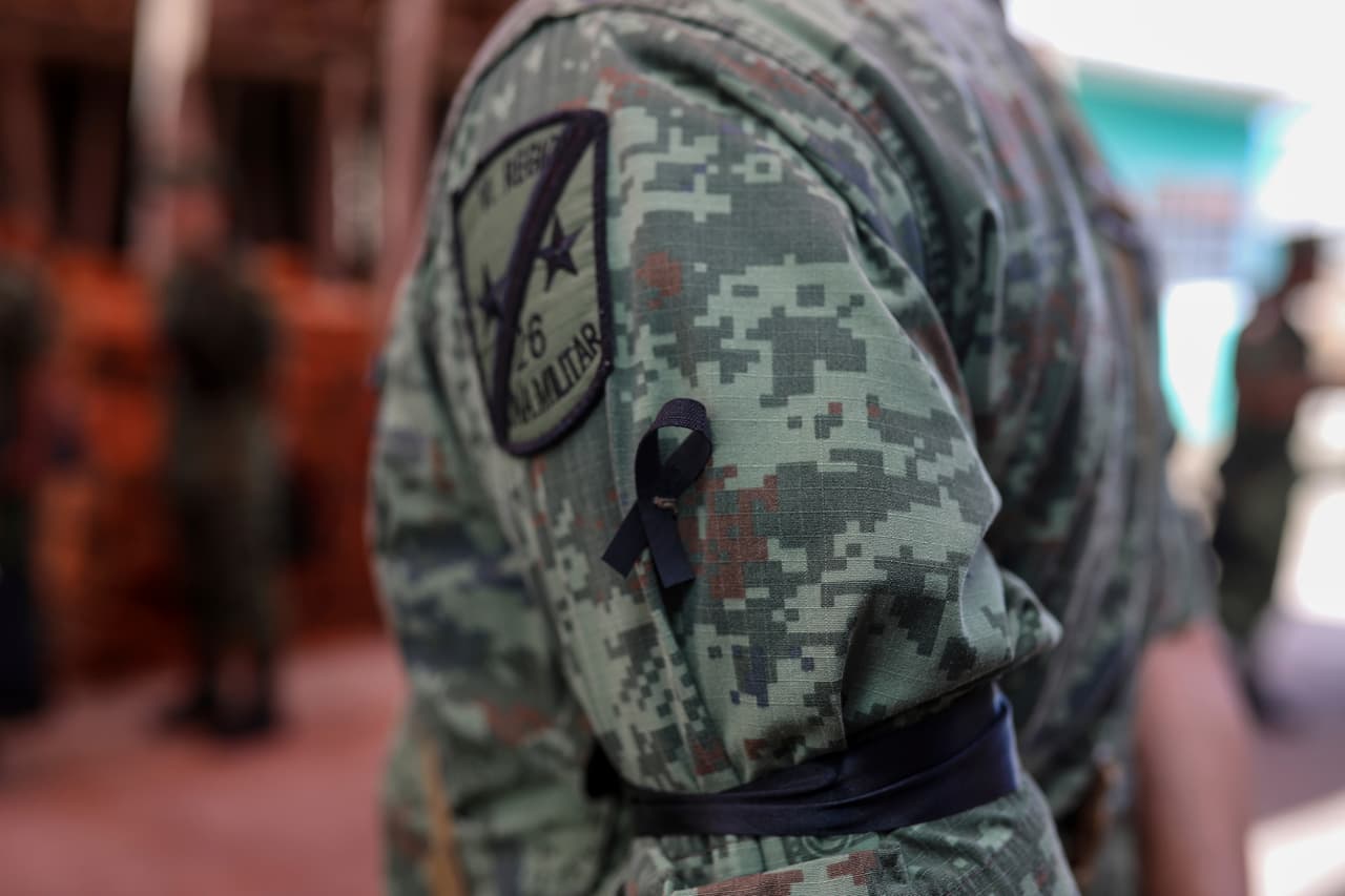 SEDENA abre investigación tras difusión de imágenes de soldados mexicanos durmiendo sobre cartones en un cuartel de Cancún