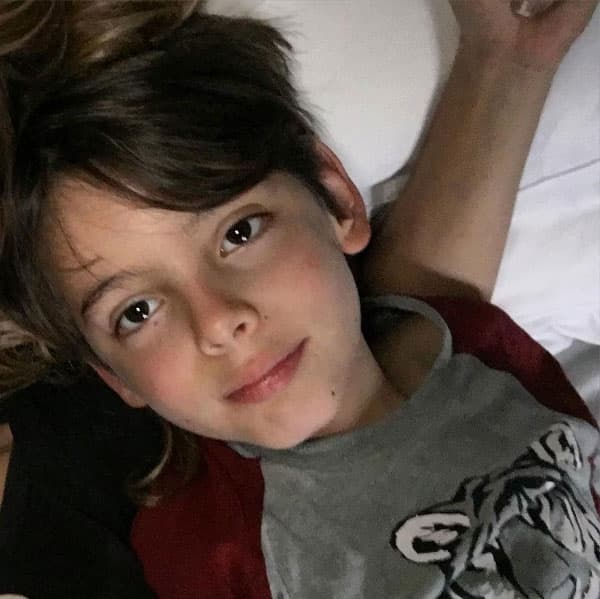 "Hoy, ahorita, de hecho es el primer momento donde, ¡Santino va a conocer a su hermano", dijo la actriz visiblemente emocionada.