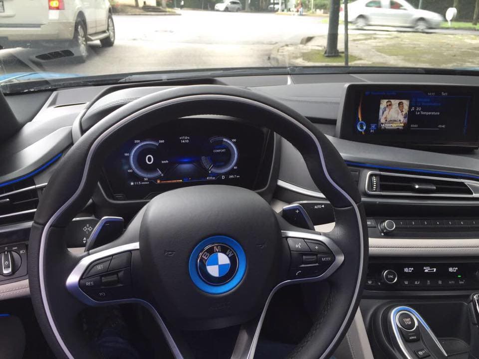 <b>Miguel Layún</b> mostró a detalle al BMW i8. Aquí la foto del tablero de este deportivo, con elementos futuristas como su cuadro de instrumentos totalmente digital. La cabina emplea materiales como aluminio y piel, con los cuales al parecer quedó muy conforme el jugador del F.C. Sevilla. El precio del BMW i8 inicia en 165,000 dólares.