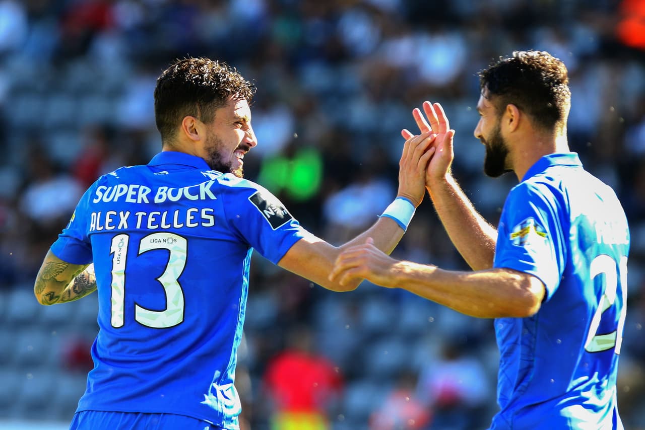 Port derrotó de visitante 4-0 a Nacional en la Jornada 33 de la Liga de Portugal, en la que sube al primer lugar a la espera del resultado de Benfica. El mexicano Jesús Corona anotó el tercer gol y Héctor Herrera no jugó.