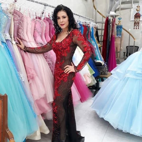 Su curvilínea figura y su cabello oscuro son dos de sus características físicas más llamativas.