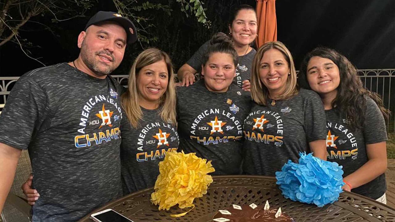 Los fanáticos se vistieron con la camisa de campeones de la Liga Americana y esperan que puedan hacer lo mismo en la Serie Mundial.