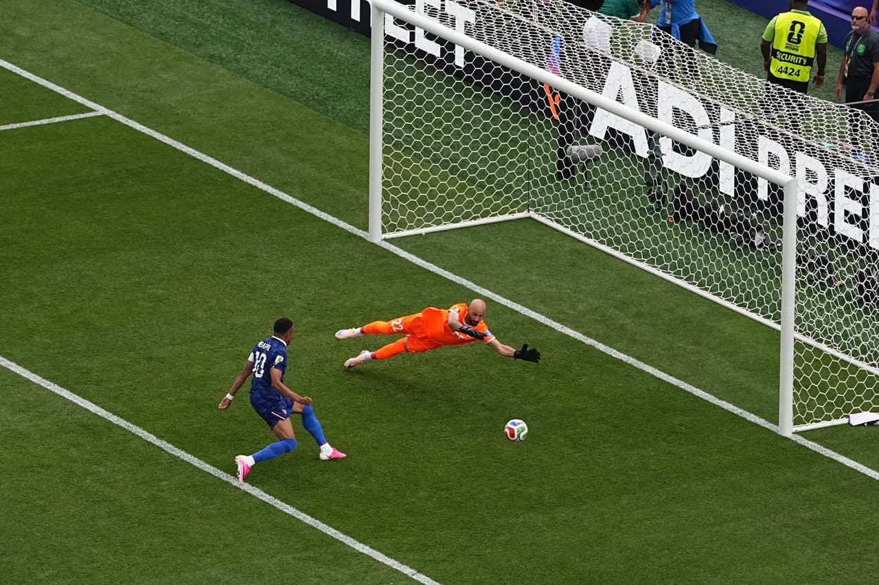 El francés Kylian Mbappé no logra anotar durante el partido de fútbol del Grupo I de la Copa del Mundo entre Francia e Irak en Filadelfia.