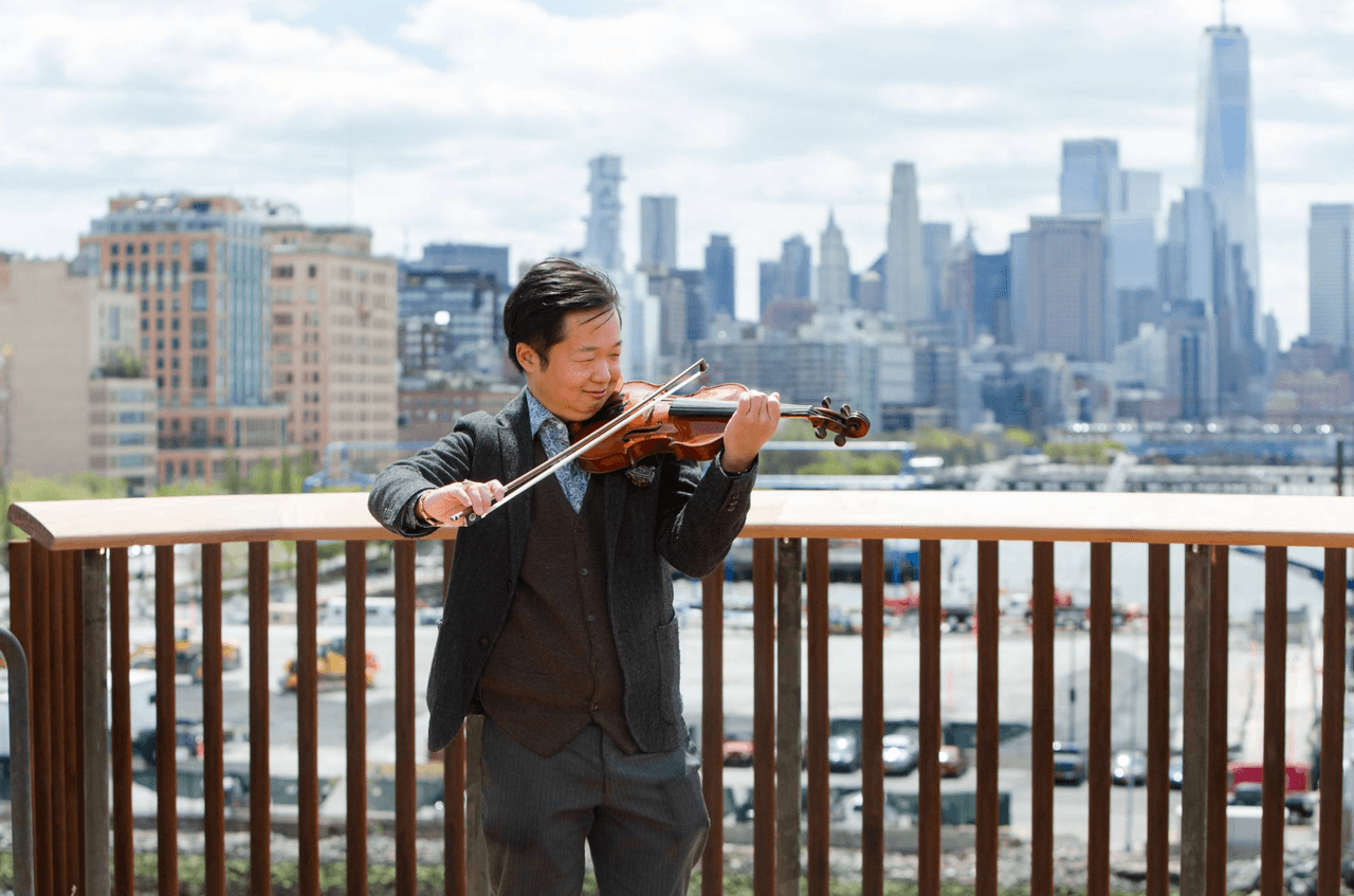 Con su propia programación artística independiente, que comenzará en junio, Little Island acogerá a cientos de artistas e intérpretes locales y ofrecerá una programación gratuita para visitantes de todas las edades.