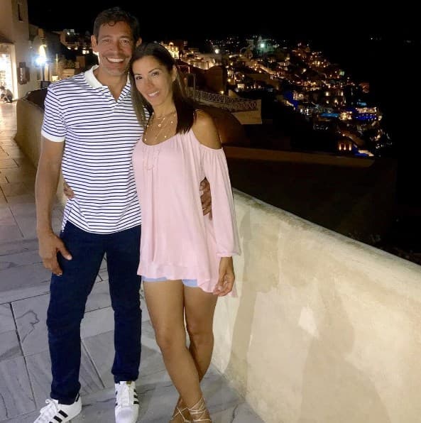 Johnny y su esposa Sandy no pierden oportunidad de pasar tiempo juntos y están igual de enamorados que el primer día.