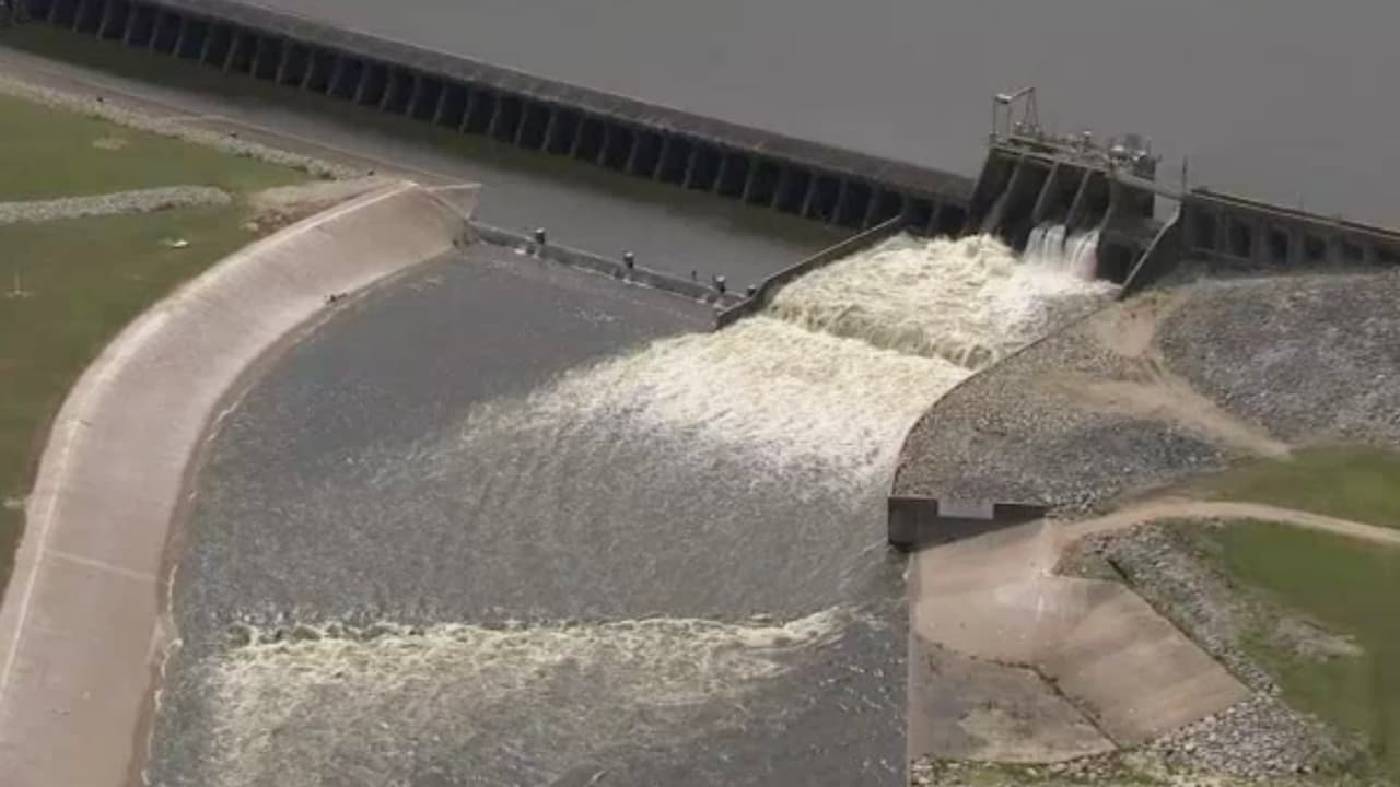 Los residentes pueden monitorear los niveles actuales de agua del lago Houston en coastwaterauthority.org.