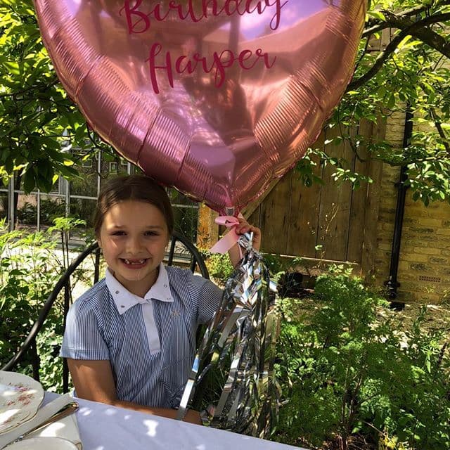 "¡Feliz cumpleaños Harper Seven! Por tu día especial con la familia y amigos para celebrar. Te amamos bebé", escribió por su parte la famosa mamá en una de las fotos del festejo.