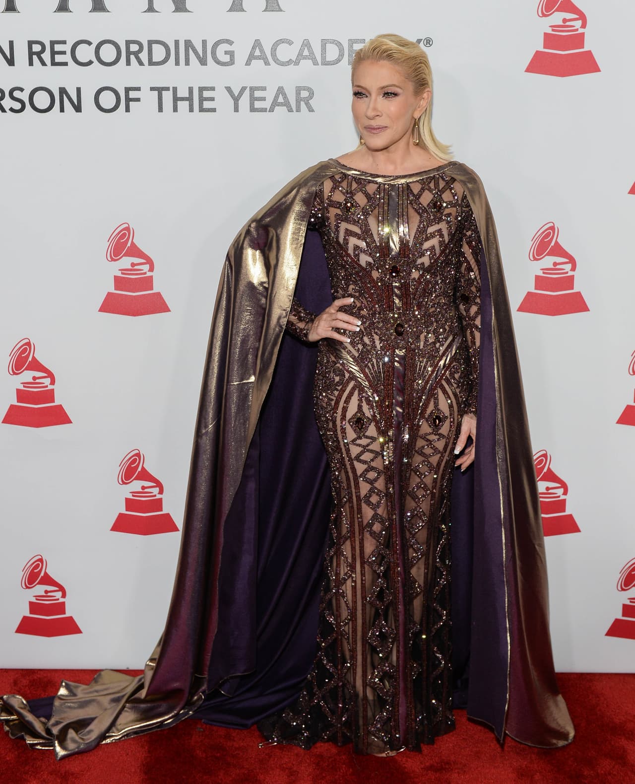 Yuri, quien este martes fue honrada por la Academia Latina de la Grabación con
<b><a href="https://www.univision.com/especiales/latin-grammy/y-el-grammy-pa-cuando-la-pregunta-que-yuri-tanto-le-hizo-a-dios-ya-fue-respondida">el premio a la Excelencia Musical,</a></b> llegó para aplaudir a Maná.