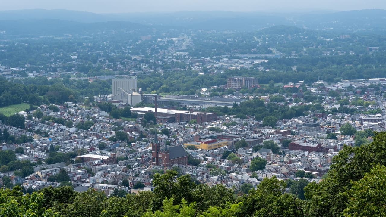 <b><a href="https://www.univision.com/local/philadelphia-wuvp/berks-latin-fest-2021-reading-fotos">Reading</a></b>: Con una puntuación general de 7,1, Reading ocupó el puesto 15 en la lista. El área metropolitana es el hogar de la vida real "Reading Railroad" del juego de mesa Monopoly. Con una puntuación de 6,5 en la asequibilidad de la vivienda, la diversa área metropolitana sigue atrayendo nuevos residentes con su bajo costo de vida y bajas tasas de criminalidad, según el reporte.