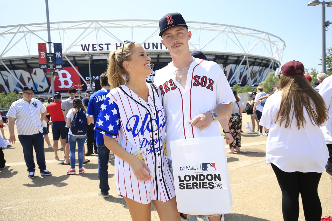 Los fanáticos de Yankees y Red Sox acudieron masivamente para ver el juego de béisbol en Londres.