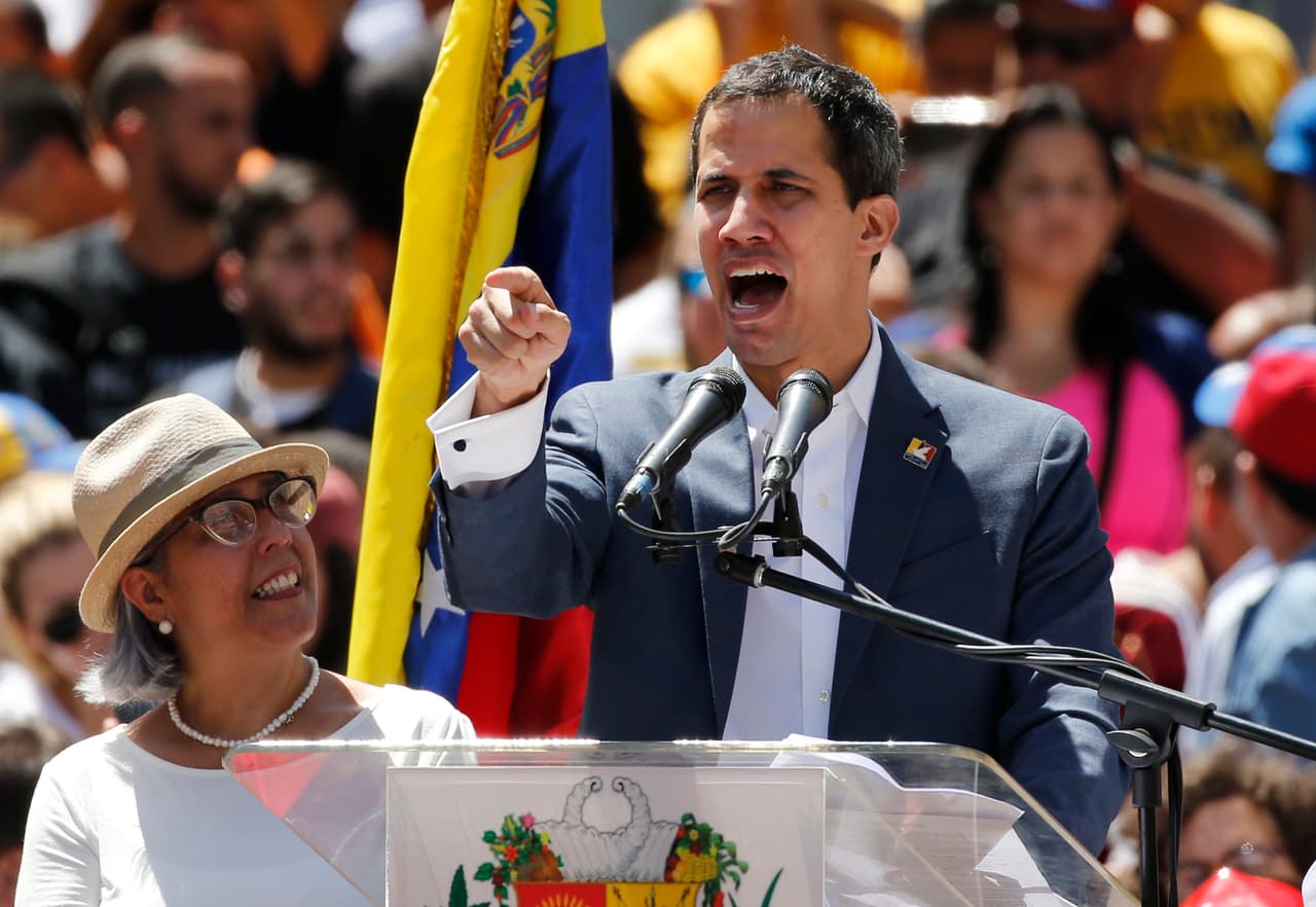 Guaidó habló a una multitud en la concentración convocada por él mismo en Caracas para exigir el ingreso de ayuda humanitaria al país.