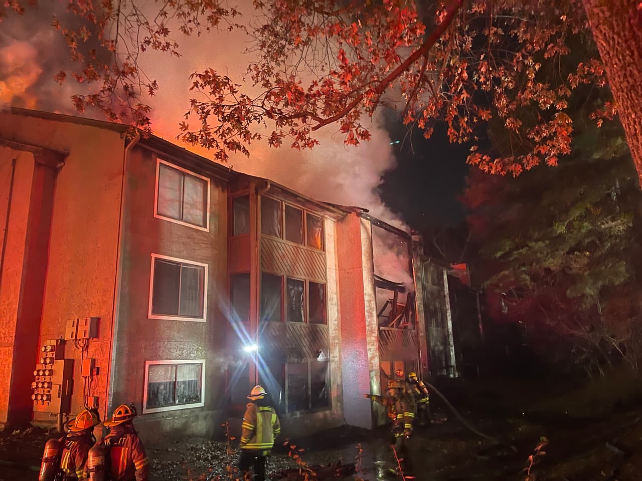 El edificio de apartamentos sufrió graves daños por fuego y agua.
<br>
<br>Seis unidades resultaron afectadas: cuatro quedaron completamente destruidas y dos con graves daños por el fuego.
<br>
<br>El incendio no se extendió a los edificios de apartamentos adyacentes.