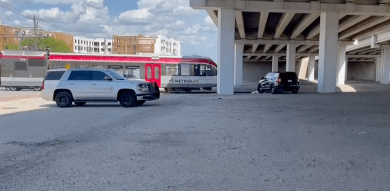 La Policía indicó que todos los carriles están cerrados en Research & Metric.