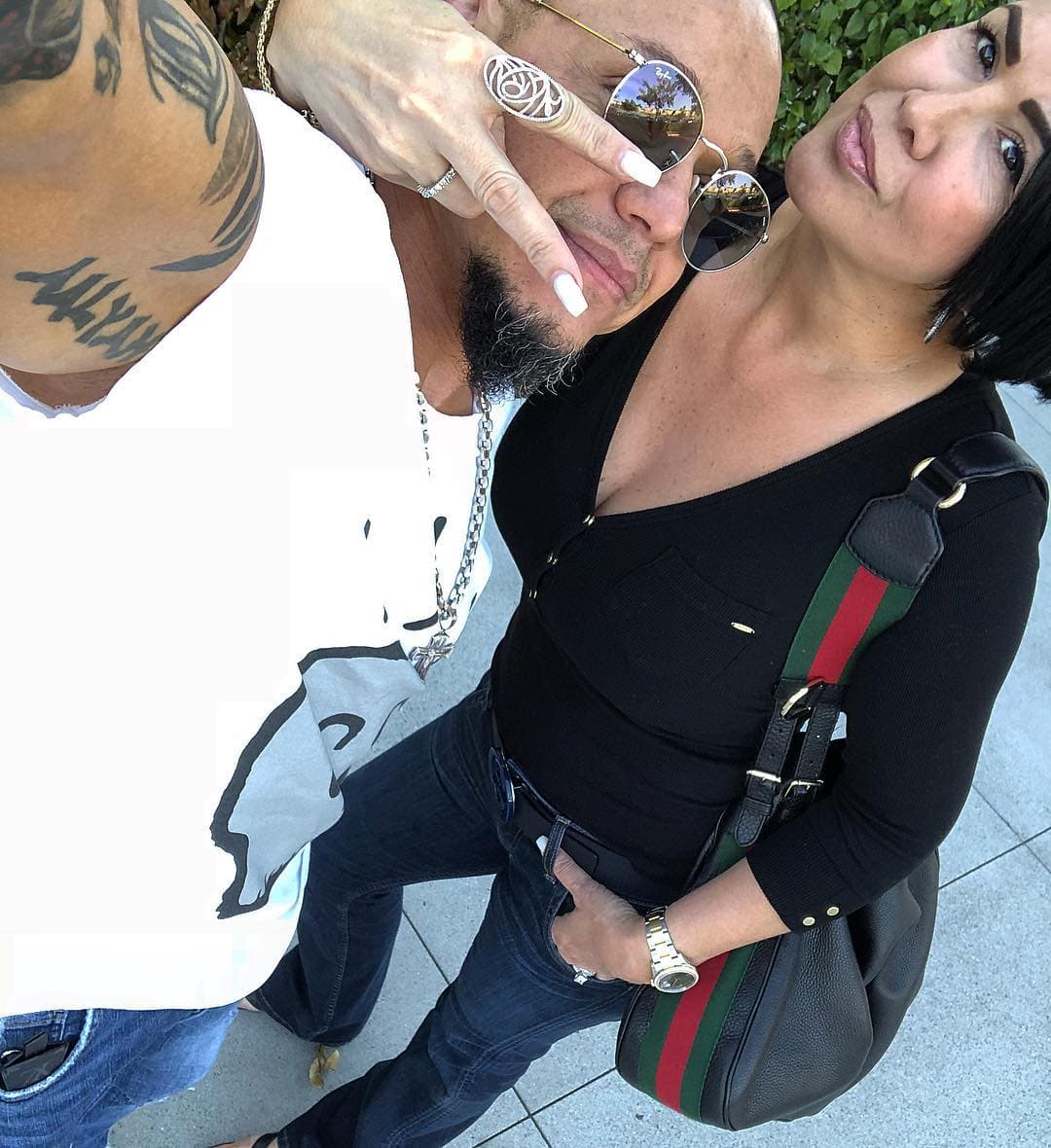 Pocas veces Mysterio se deja ver sin su máscara, una de ellas con su esposa Angie Gutiérrez con quien convive desde 1996.