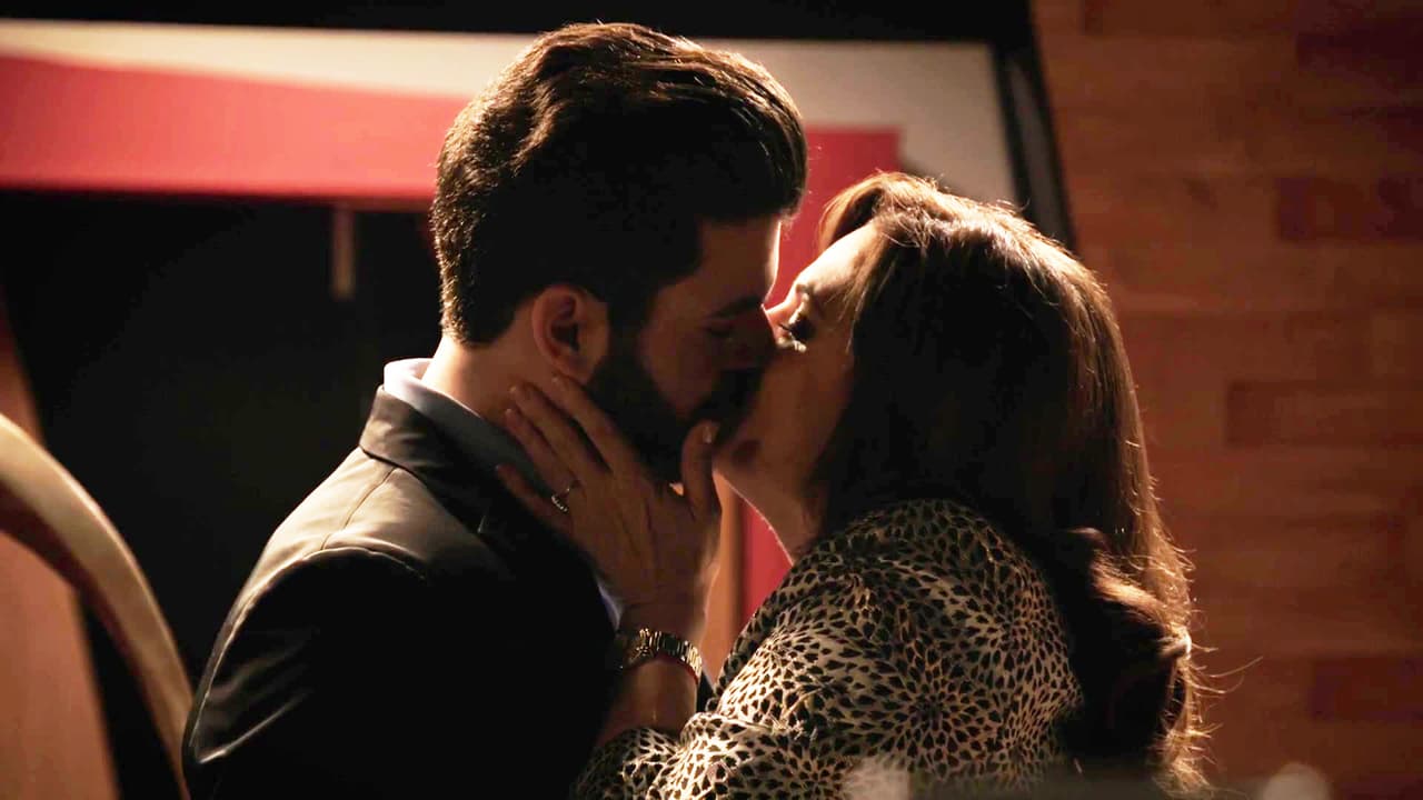 Él podría estar vengándose de Pedro por haber mantenido un amorío con
<b><a href="http://www.univision.com/novelas/la-doble-vida-de-estela-carrillo/erika-buenfil-es-mercy-cabrera-en-la-doble-vida-de-estela-carrillo">Mercy</a></b>.