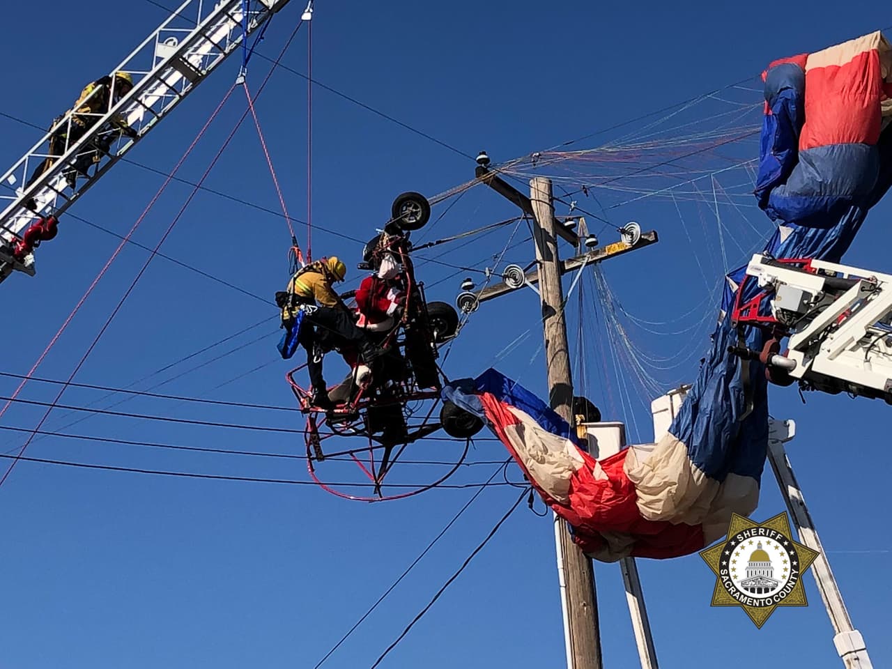 Paracaidista disfrazado como Santa Claus se enreda con los cables de electricidad en Sacramento