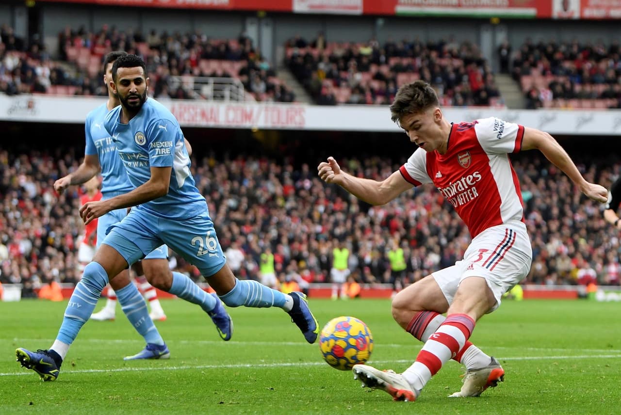 Manchester City saca triunfo de último minuto ante Arsenal durante la Jornada 21 en la Premier League. Bukayo Saka abrió el marcador a favor de los Gunners al 31', pero fueron Riyad Marez con un penalti quien igualaba el marcador y Rodrigo Hernández Cascante anotaba al 90+3' para sumar otros tres puntos y seguir líderes de la tabla.