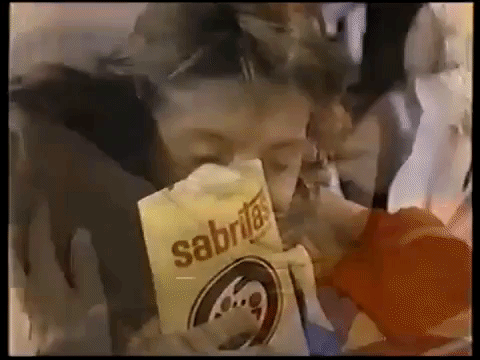 Algunos de los comerciales rayaban en lo cursi, pues el cantante se ponía sentimental con una de sus fans que le regalaba una bolsa de papas fritas o al visitar a su abuelita.