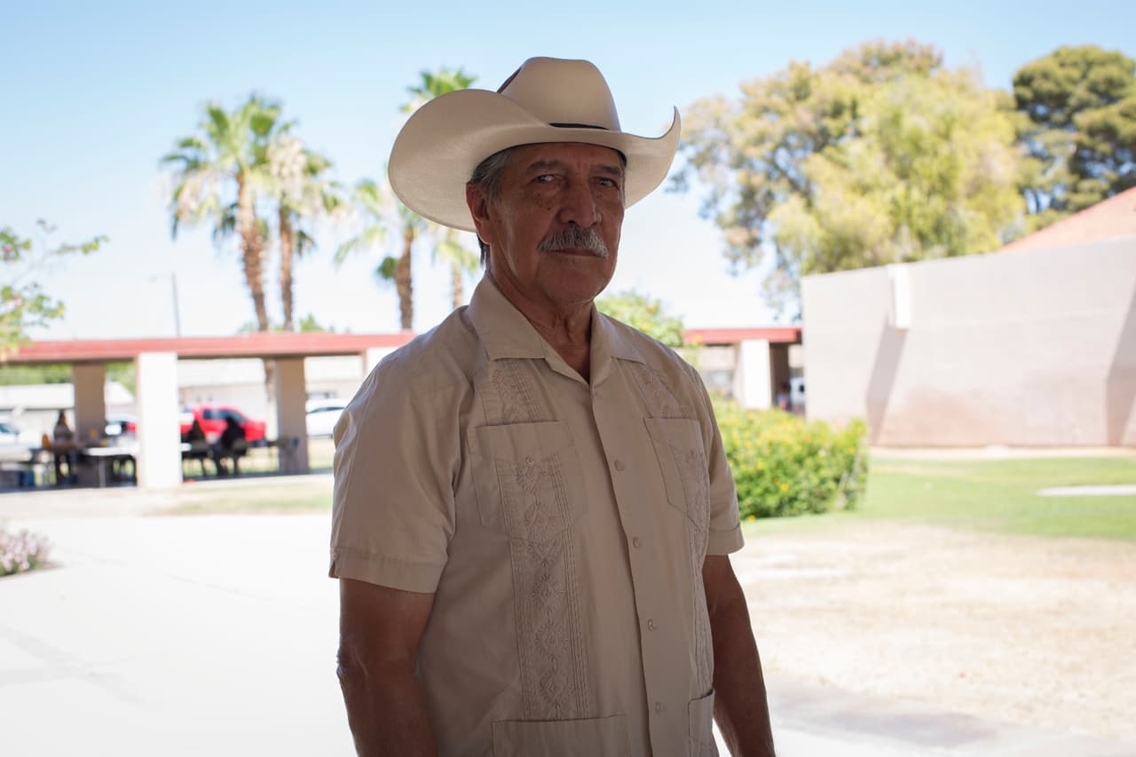 <b>Guadalupe Sánchez, 71 años, Yuma.</b> Desde hace 32 años, don Guadalupe Sánchez vive en Arizona pero no se olvida de su país natal: México. Dice que él le apuesta al cambio y que el 1 de julio votará por López Obrador. “A ver si hay cambio porque con estos otros, no hay nada”, afirma. “Todo el mundo quiere votar por López Obrador, ya estuvo con los demás”.
<br>
