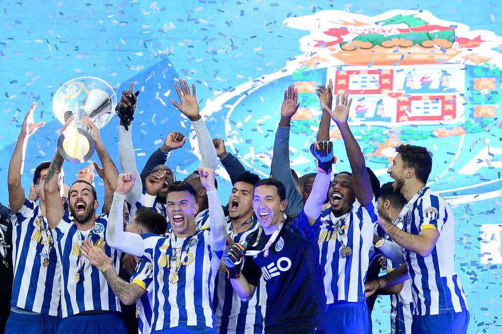 ¡Así festejó el Porto de Tecatito el triplete de Portugal! | Las espectaculares postales de la celebración de la vigesimosegunda Supercopa de los Dragones.