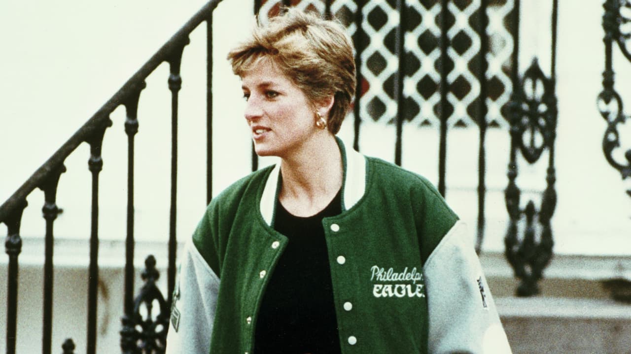 Diana Spencer aparece al salir de una preparatoria de Londres en 1991 con una chamarra de los Philadelphia Eagles.