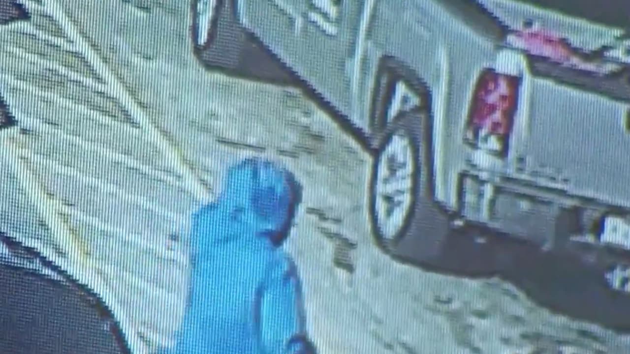 Se dirige a la camioneta mientras la madre estaba en el interior del establecimiento.