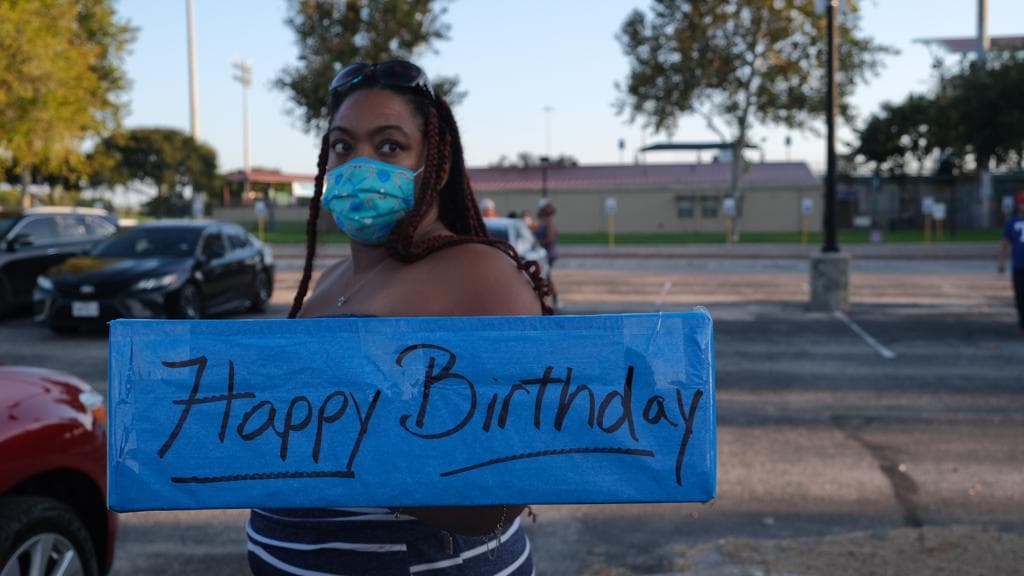 "Siempre serás el niño de mis ojos.Te voy extrañar enormemente y siempre vivirás en mi corazón y pensamientos. Te amo y seguiré amándote por siempre.
<b>Feliz cumpleaños hasta el cielo mi niño hermoso</b>", dijo.