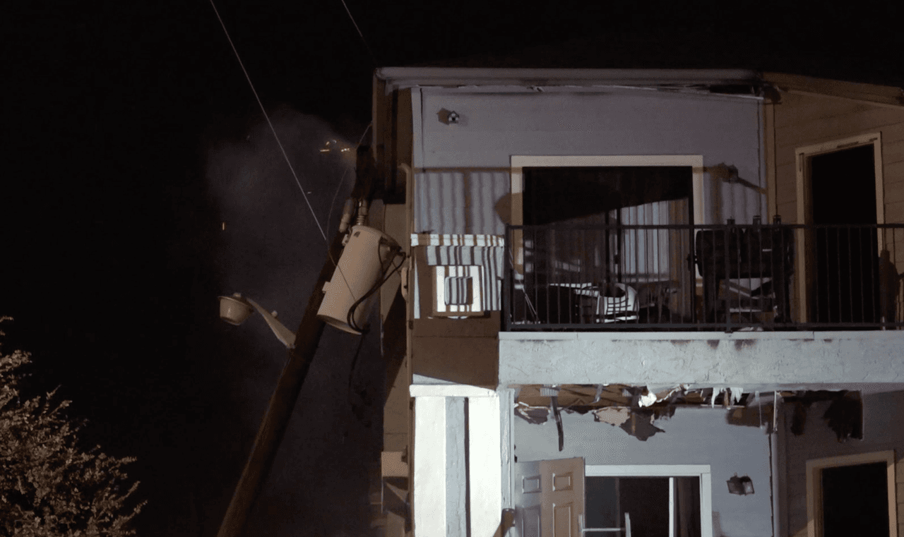 El contacto del poste con el edificio provocó una chíspa que inició el incendio.