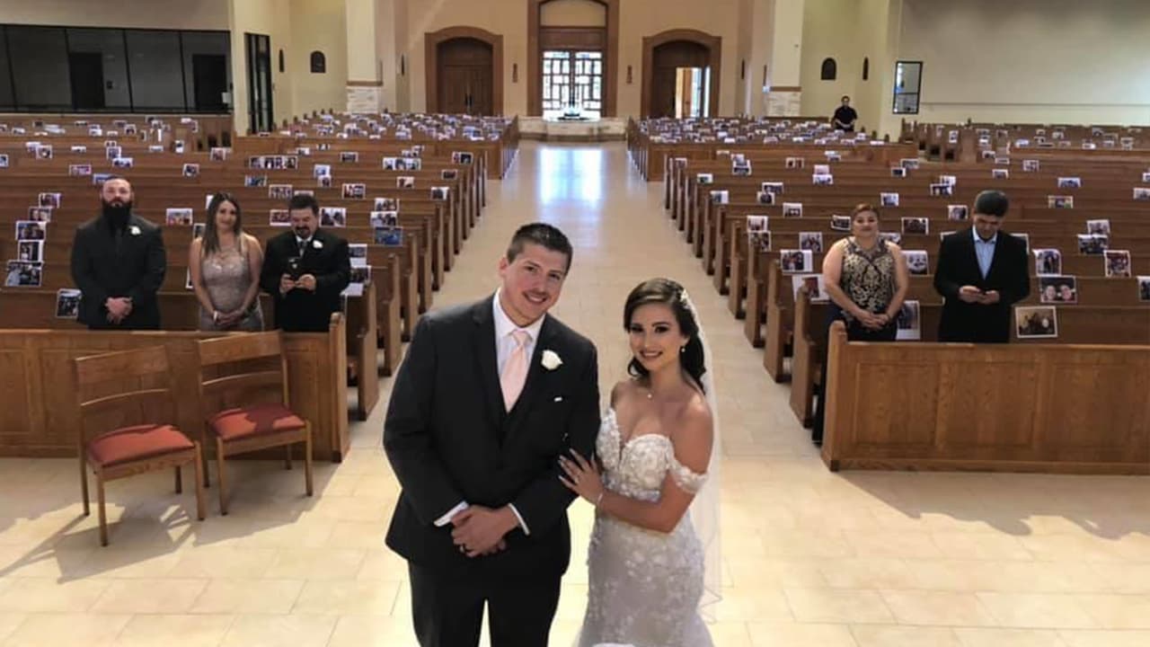 En la ceremonia estuvieron presentes los padres de los novios, en la iglesia se colocaron fotografías del resto de los invitados que no pudieron asistir por el
<a href="https://www.univision.com/local/houston-kxln/cierran-parques-en-houston-para-prevenir-la-propagacion-del-coronavirus-video">distanciamiento social.</a>