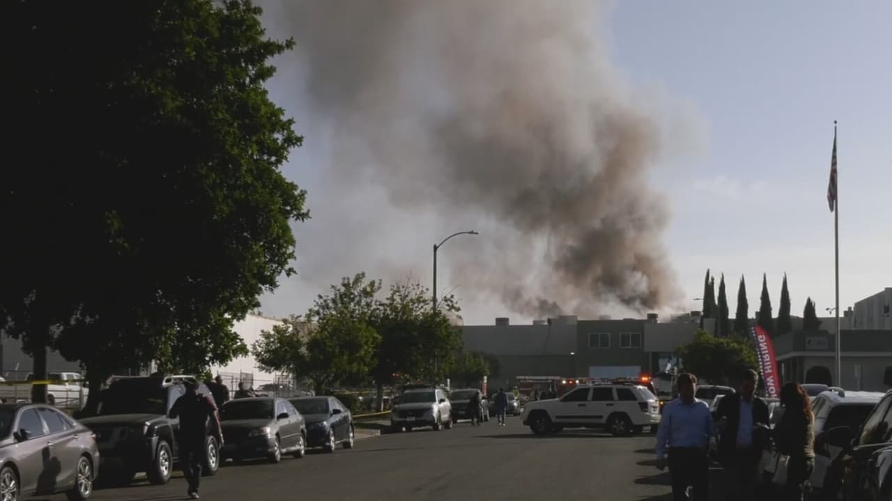 Avioneta se estrella en almacén de Fullerton: se reportan al menos dos muertos y varios lesionados