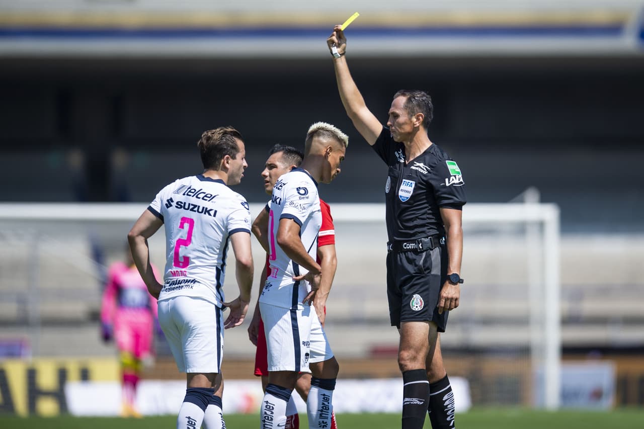 Canelo tira y Talavera la rechaza, sale justo a tiempo.