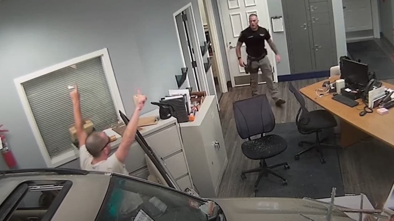 Estrella su auto contra una estación de policía en NJ; cámara capta el momento