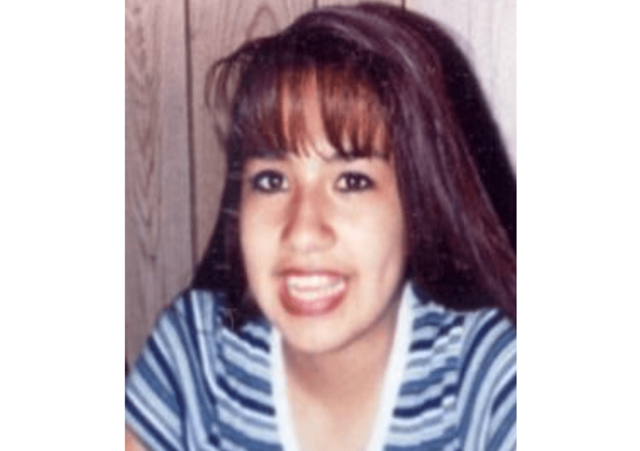 El martes, 15 de julio de 2003, se descubrió el cadáver de Cynthia Palacio, de 21 años, en un área rural en el sureste del condado de Lubbock, Texas. Cynthia había sido estrangulada.