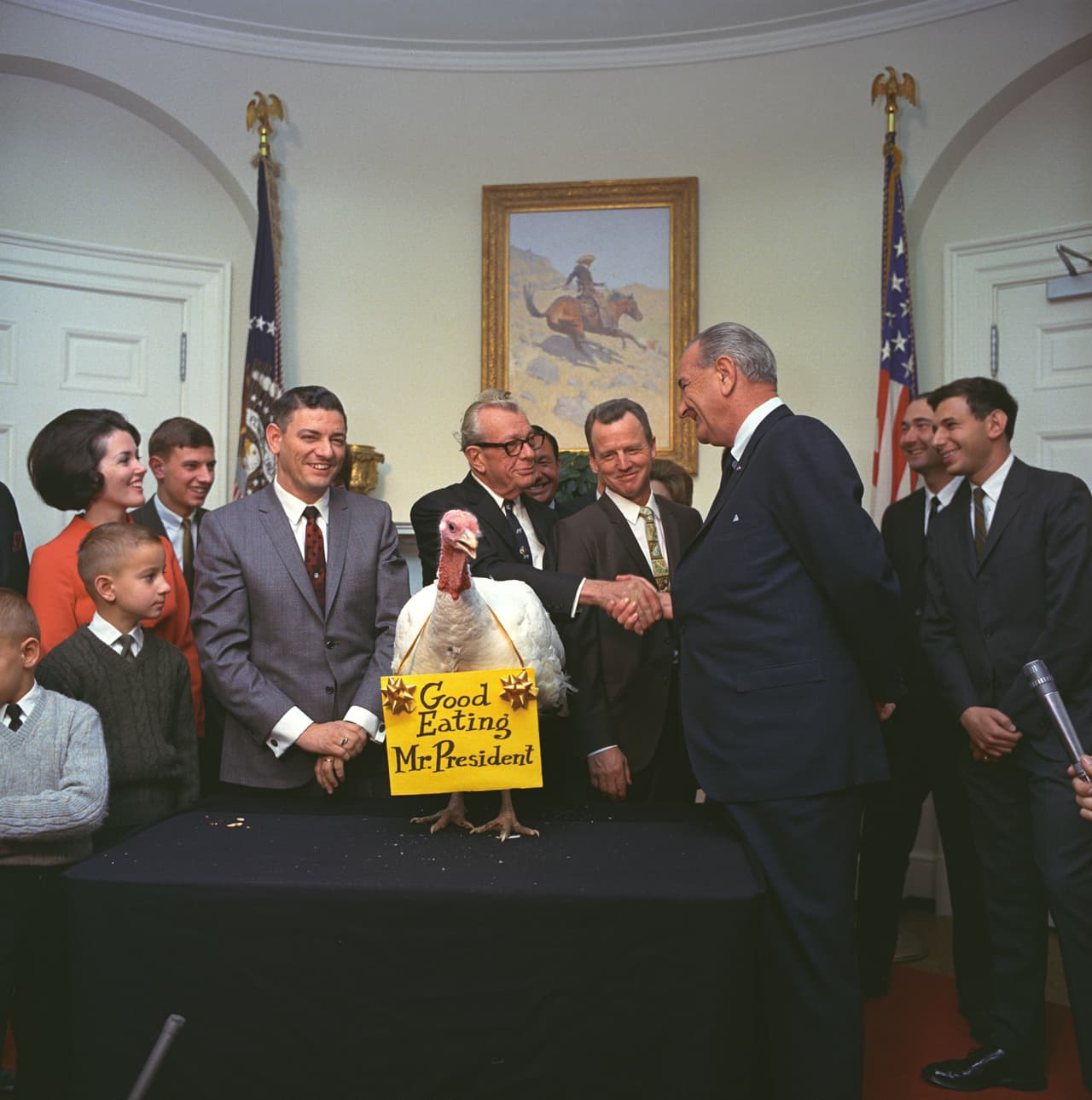 <b>Lyndon Johnson</b> recibe el tradicional pavo de Acción de Gracias de la Casa Blanca en 1967. Un cartel sobre el cuello del pavo le deseaba: "buena comida, presidente".