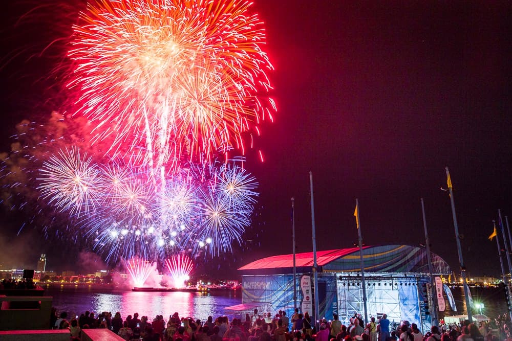 <b><a href="https://www.delawareriverwaterfront.com/footer/blue-cross-riverrink-winterfest/events/new-year-s-day-fireworks-presented-by-visit-philadelphia" target="_blank">New Year's Day Fireworks Spectacular (1 de enero)</a></b>. Un evento completamente nuevo este año, el New Year's Day Fireworks Spectacular agrega otro espectáculo de fuegos artificiales, esta vez el día de Año Nuevo.
