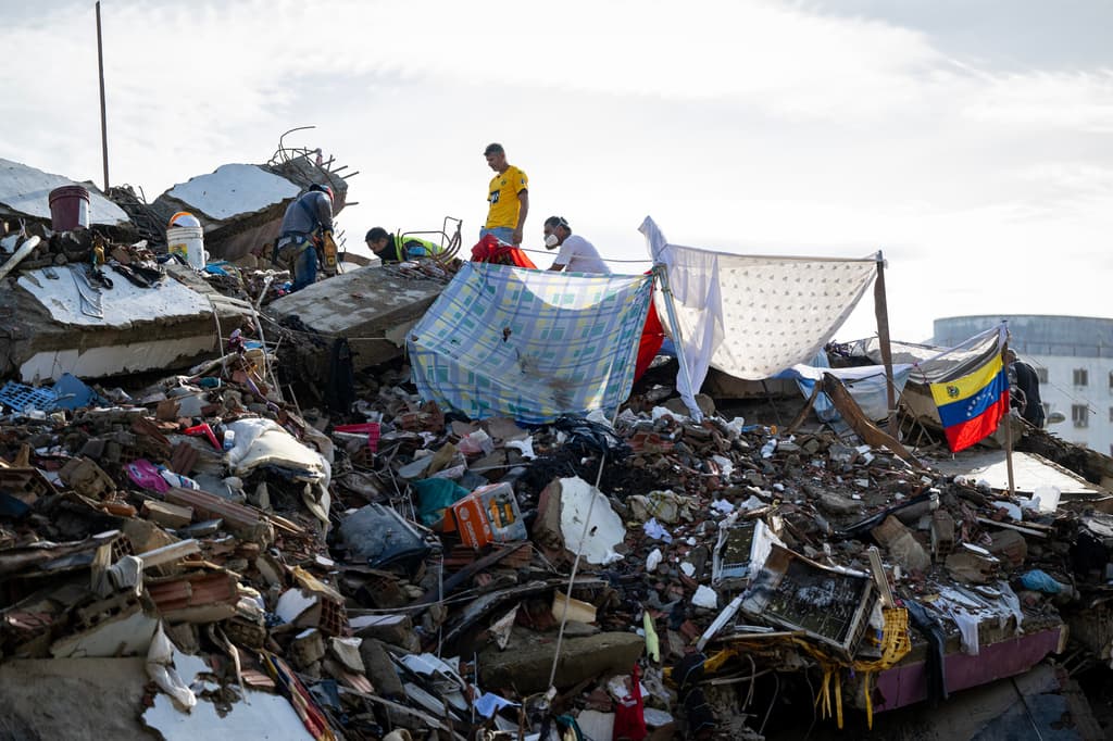 Equipos de rescate trabajan entre los escombros de un edificio colapsado en Caraballeda, estado de La Guaira, Venezuela, el 30 de junio de 2026, tras los terremotos gemelos del 24 de junio. (Miguel Medina/Foto de pool vía AP)