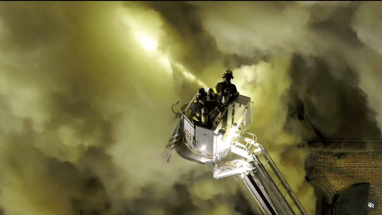 Las llamas provocaron el colapso del techo del histórico edificio.