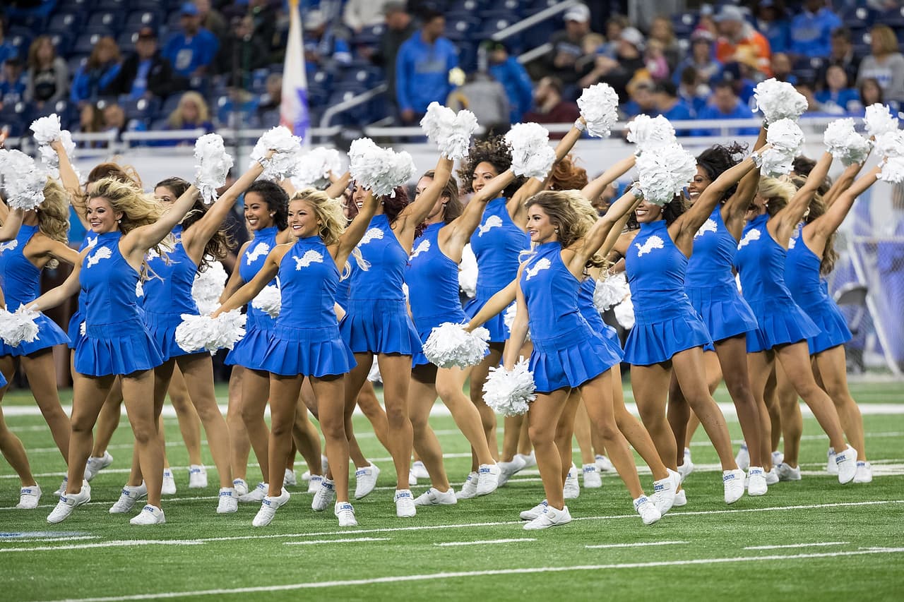 El duelo en casa de Detroit Lionel con Chicago Bears en la NFL marca una jornada especial en la que celebridades como Tim Allen, los disfraces de los hinchas y las porristas le dan un colorido único.