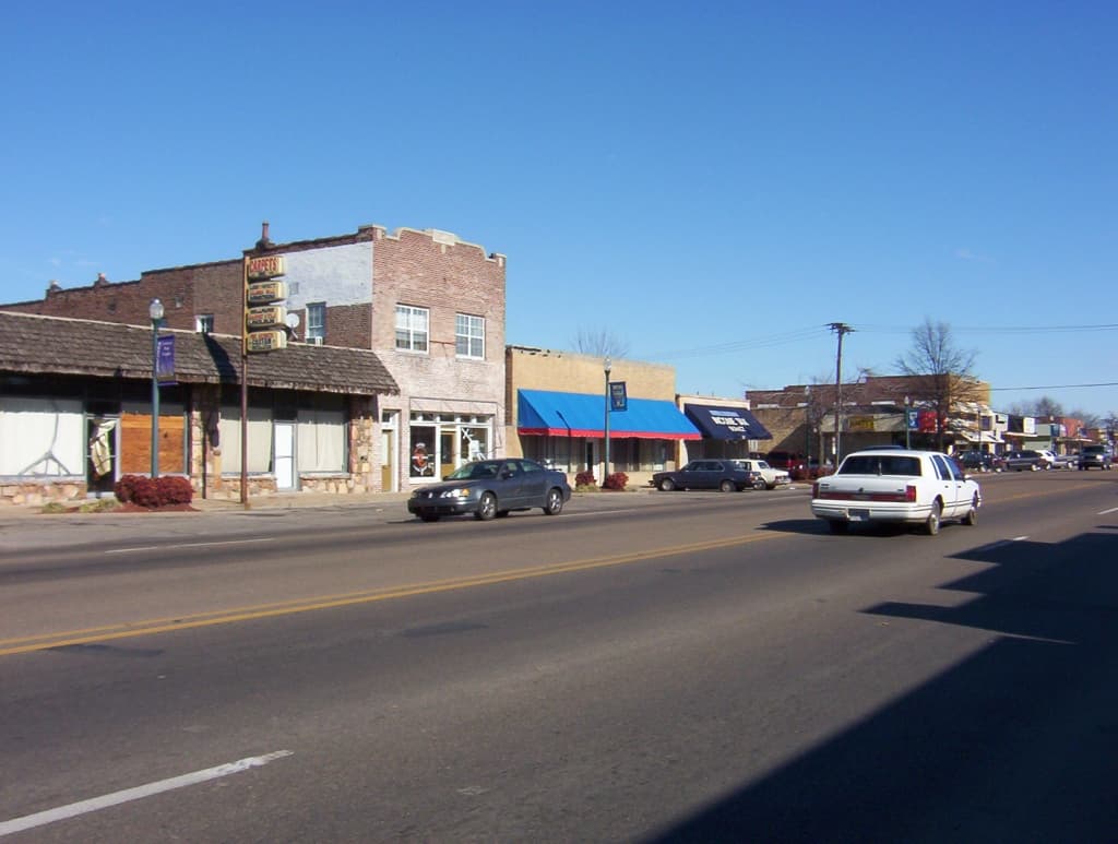 <b>Puesto 6. West Memphis, Arkansas.</b>
<br>
<br>Entradas ilegales para cometer robos en 2019: 1,375 por cada 100,000 habitantes.
<br>
<br>Porcentaje del total de este tipo de crímenes en el estado: 1.9% de 11,611.
<br>
<br>Tasa de pobreza en 2019: 26.3%.
<br>
<br>Tasa de desempleo en 2019: 4.9%.
<br>
<br>Arkansas y Oklahoma tienen cinco condados entre los primeros cincuenta con más de este tipo de crímenes en el país.
<br>