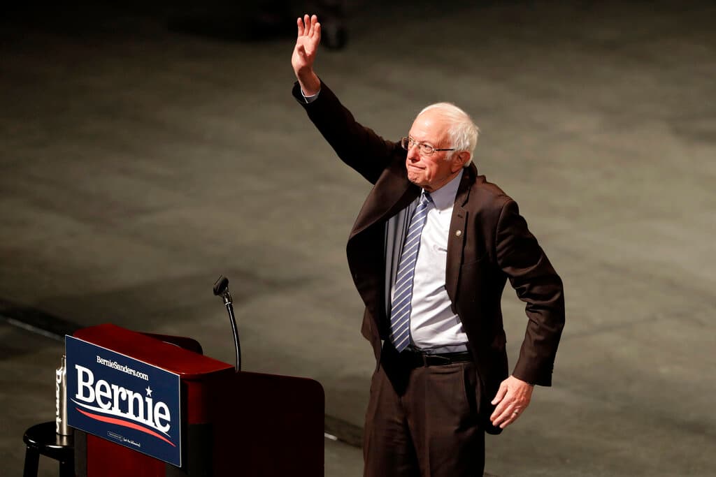 El precandidato presidencial demócrata Bernie Sanders agradece a sus simpatizantes durante un evento de campaña el lunes 9 de marzo de 2020, en San Luis.