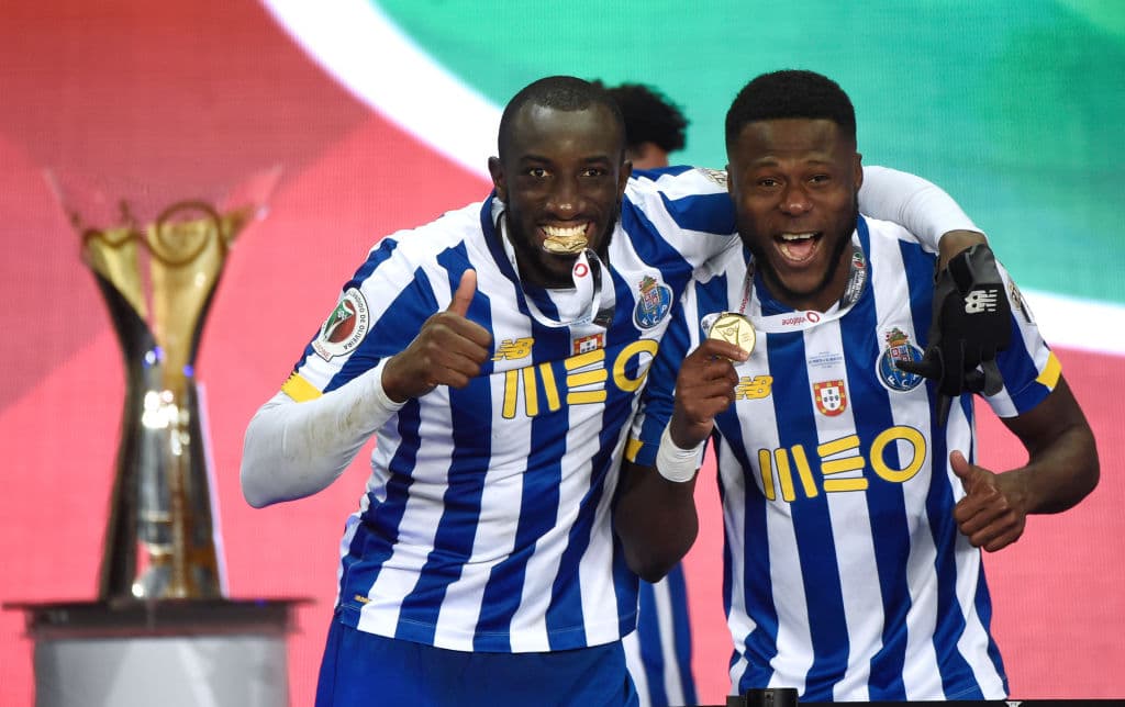 ¡Así festejó el Porto de Tecatito el triplete de Portugal! | Las espectaculares postales de la celebración de la vigesimosegunda Supercopa de los Dragones.