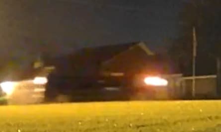 Aunque no se aprecia bien en las imágenes parece ser una camioneta tipo SUV.