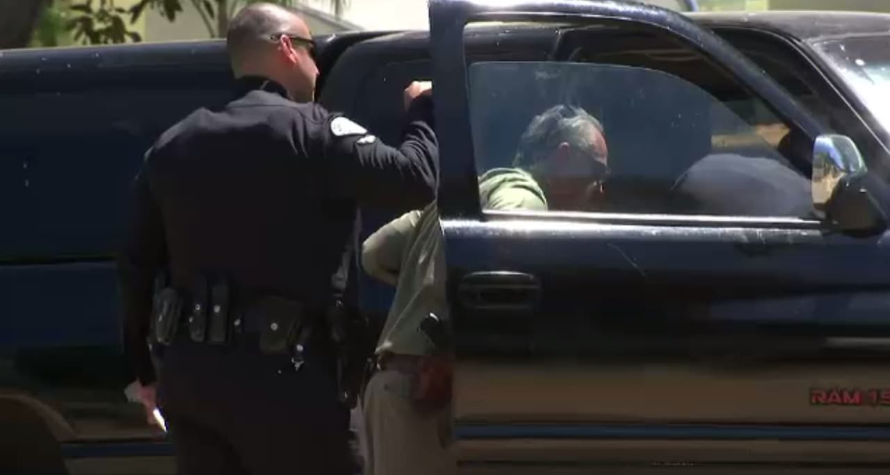 Se cree que el conductor reaccionó erráticamente cuando los policías estaban pidiendo que retirara su automóvil de la zona donde estaba estacionado.