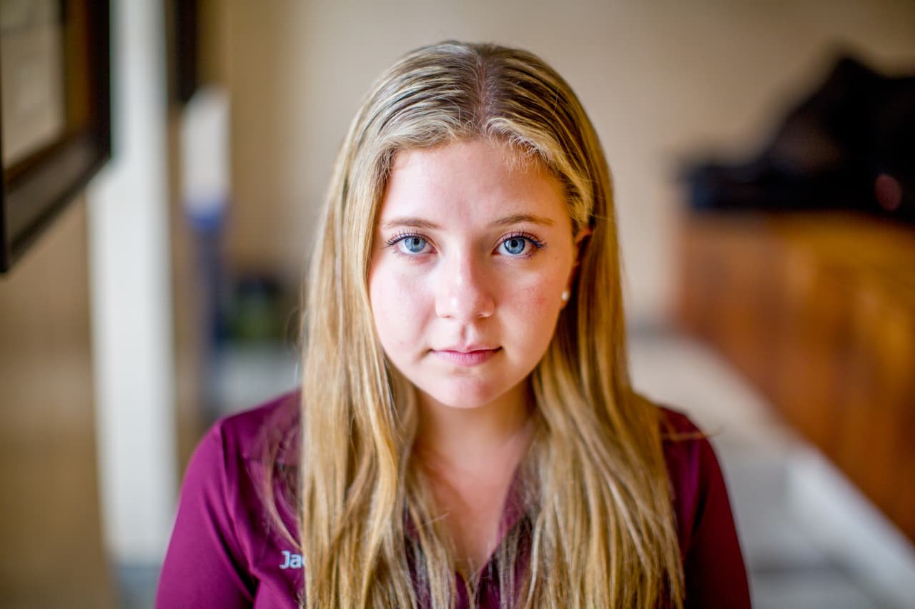 <b>Jackie Corin</b> se subió sobre un carro, papeles en mano, y se puso a gritar a viva voz. En un movimiento nacido tan dramática y repetidamente, esta joven se ha convertido en una de las responsables de la logística. En la partida rumbo a Tallahassee, leyó las listas de viajeros y dividió a la gente en tres autobuses desde las alturas. En el Capitolio, presentó a los sobrevivientes que hablaron ante la prensa. Ese mismo día, en el Senado, se emocionó cuando proyectaron en la oscuridad imágenes de los 17 asesinados en la escuela secundaria.