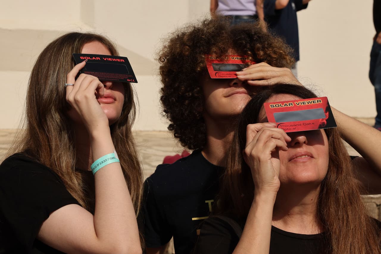 <b>¿Cómo ver el eclipse de manera segura?</b>
<br>De acuerdo con la NASA, durante un eclipse anular,
<b>“nunca es seguro mirar directamente al Sol</b> sin protección ocular especializada diseñada para la observación solar”, por lo que sólo debe verse a través de un
<b> visor solar portátil, o con las llamadas <a href="https://eclipse.aas.org/resources/solar-filters" target="_blank">gafas de eclipse</a></b>, que son miles de veces más oscuras que unos lentes de sol convencionales.