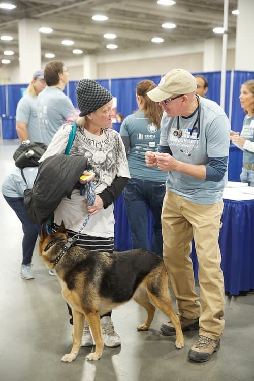 Project Homeless Connect tiene como objetivo; proporcionar conexión inmediata a servicios humanos significativos para aquellos en riesgo o sin hogar.