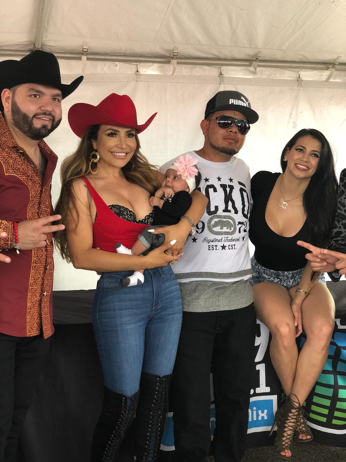Las locutoras llegaron al
<b>Festival de Mayo</b> en Dallas listas para recibir a sus radioescuchas con los brazos abiertos.