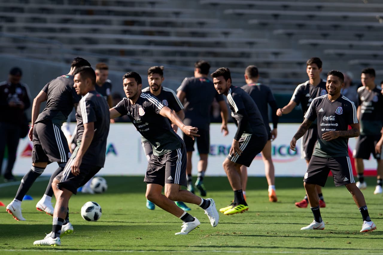 La selección mexicana realizó su último entrenamiento previo al juego ante el combinado de Gales a puerta abierto en el Rose Bowl, donde cientos de aficionados pudieron disfrutar y ver a sus futbolistas favoritos.
