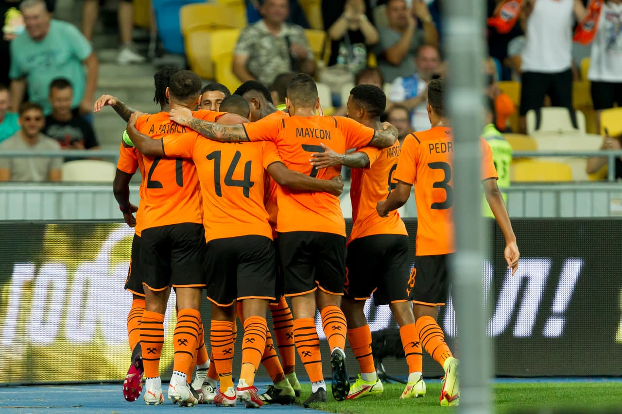 Shakhtar Donetsk derrota 2-0 al Genk en el partido de vuelta en la ronda eliminatoria de la Champions League. Lassina Traoré abrió el marcador al 27’ y Marcos Antonio Silva Santos remató al 76’ para darle la victoria al equipo ucraniano.